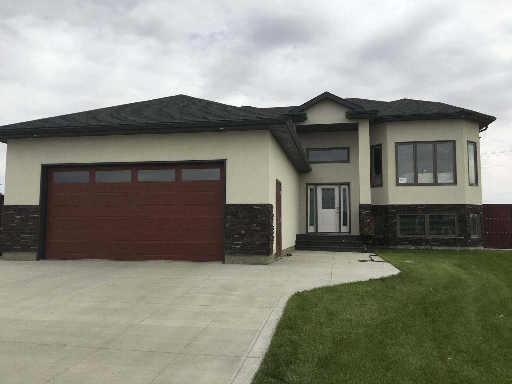 stucco-stone-veneer-exterior-service-contractor-calgary-maxima-construction